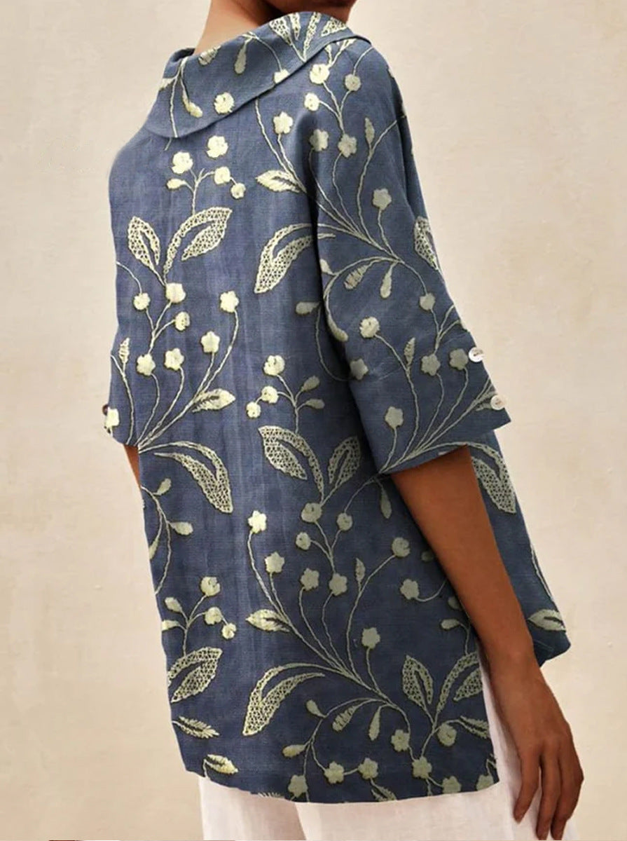 Haut léger floral estival Andrea de Danoir Paris, blouse légère à motifs floraux colorés, porté d’été avec manches courtes.