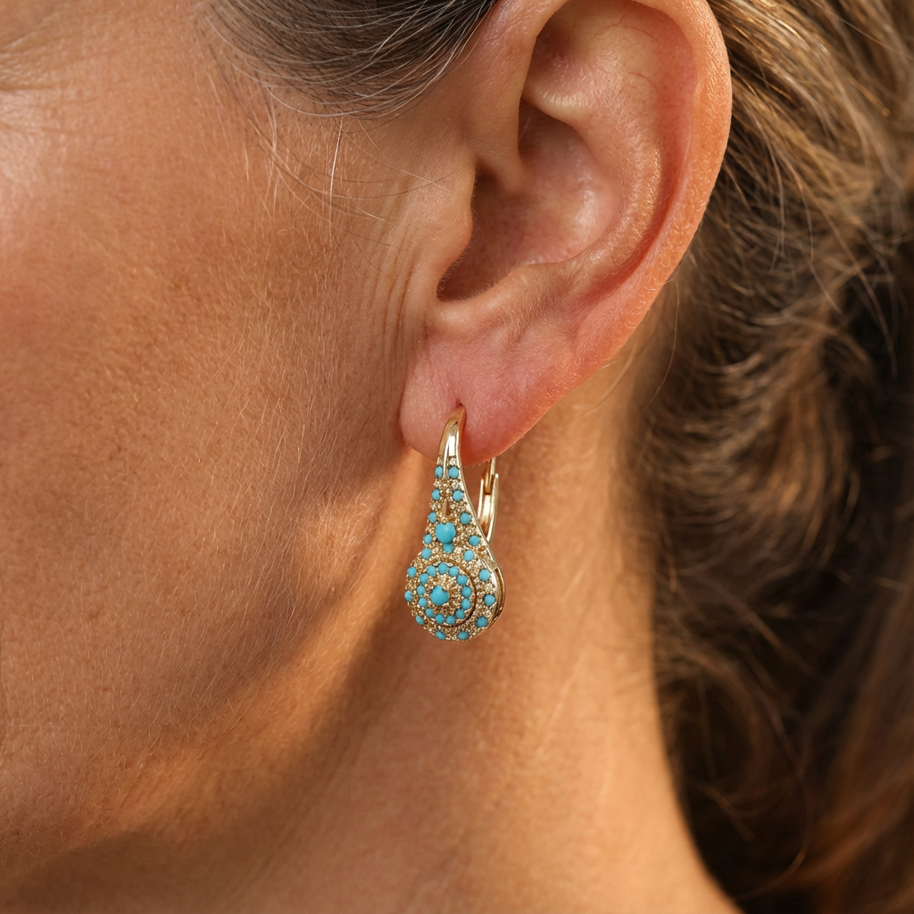 Boucles d'oreilles Danoir Paris Gilded Turquoise Bloom avec pendentifs en turquoise dorée, élégantes et éclatantes.