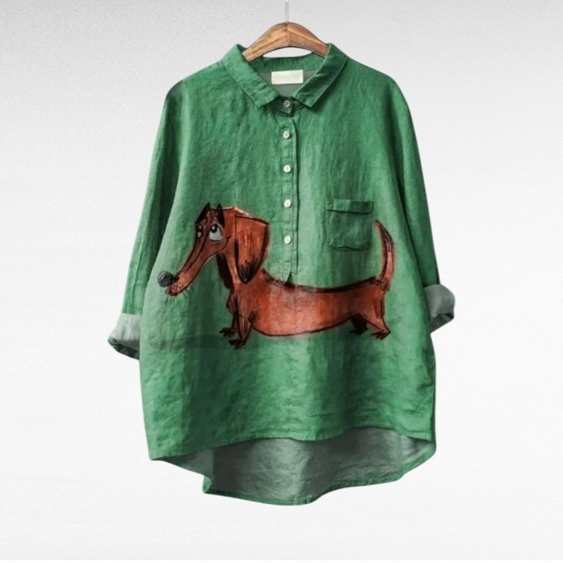 Blouse d'été en lin élégante de la marque Danoir Paris, couleur verte, tissu léger et confortable, portée pour un style chic.