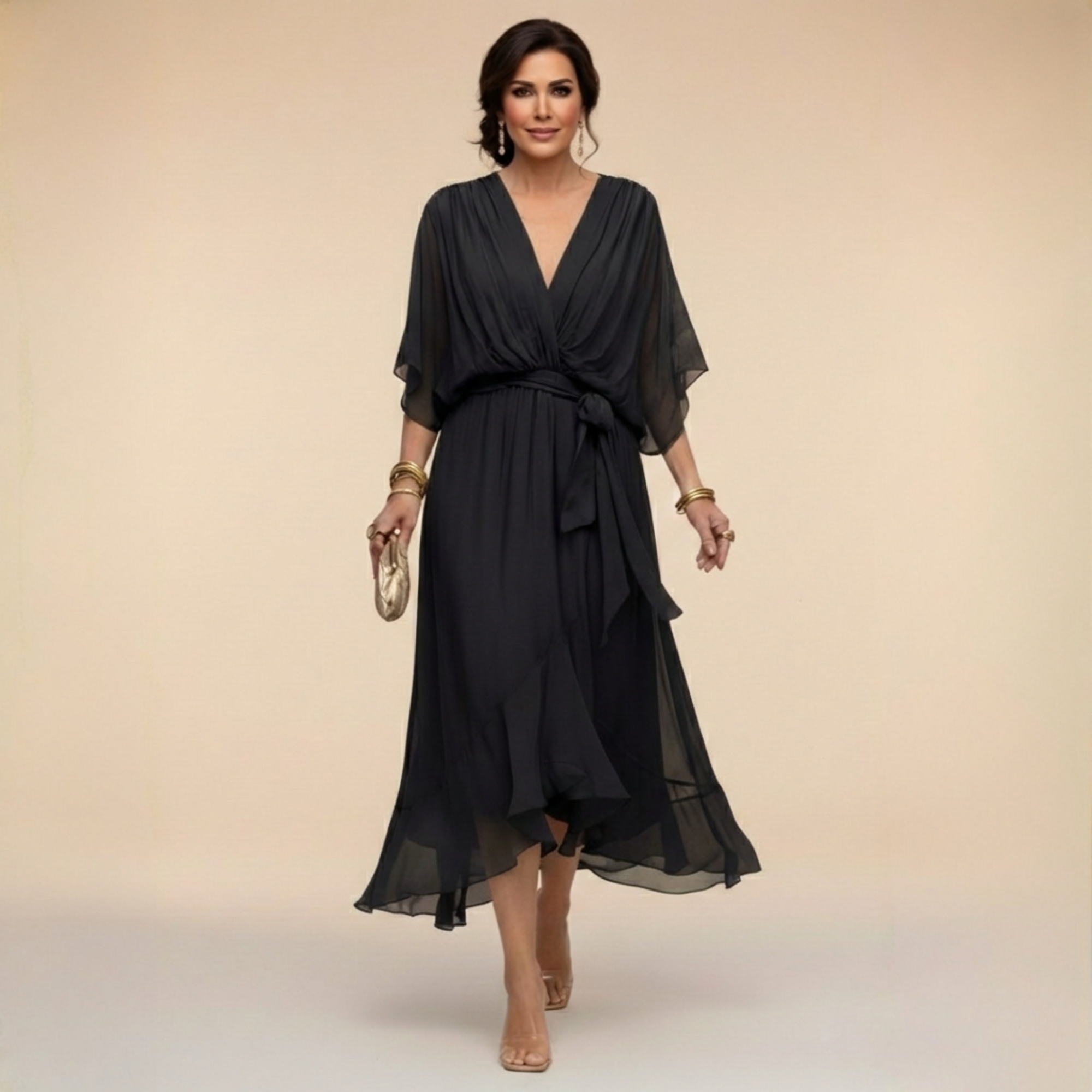 Robe en chiffon MARTA™ de Danoir Paris avec décolleté en V, fluide et élégante, portée sur un fond clair.
