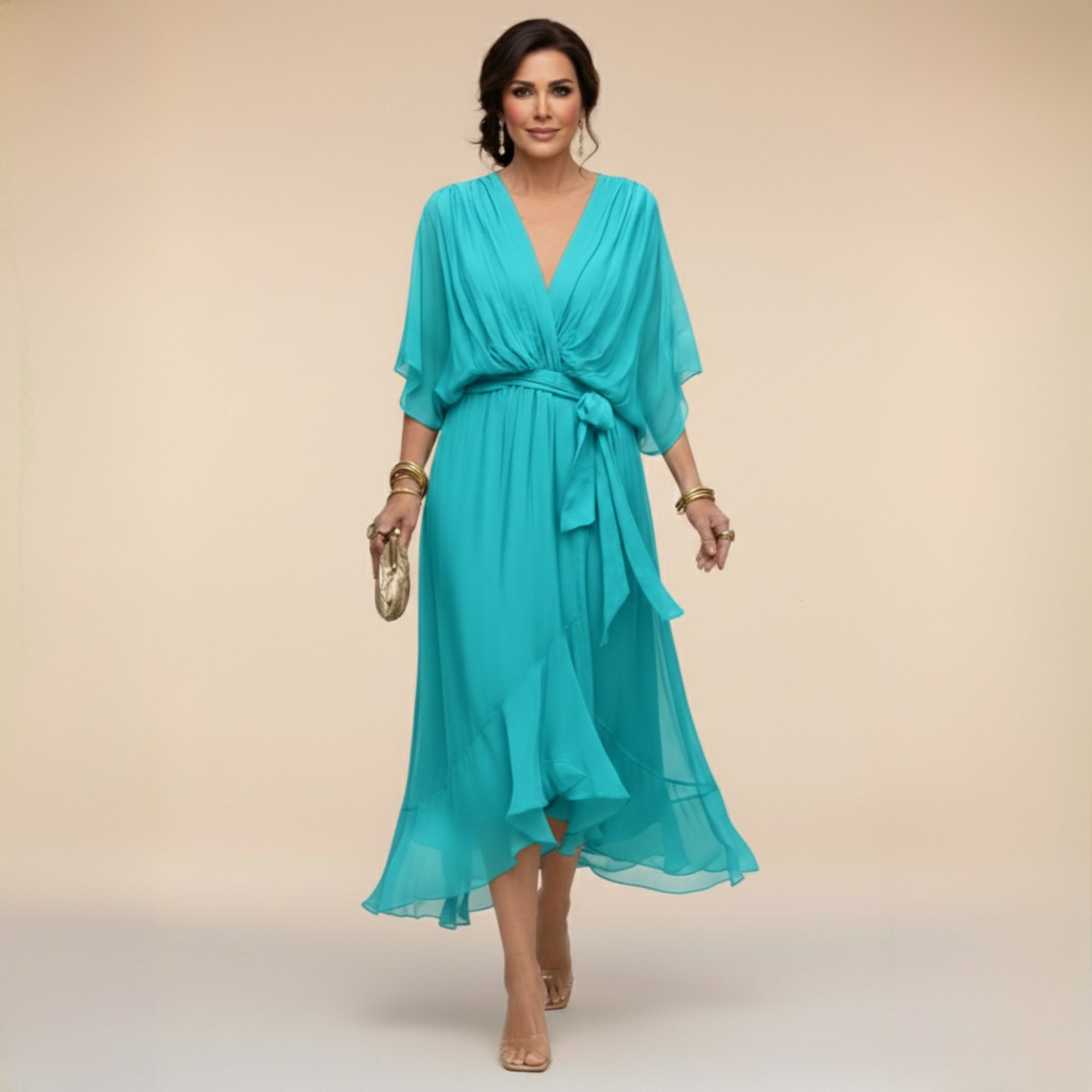 Robe en chiffon Danoir Paris Marta avec décolleté en V, silhouette élégante et fluide, couleur pastel.
