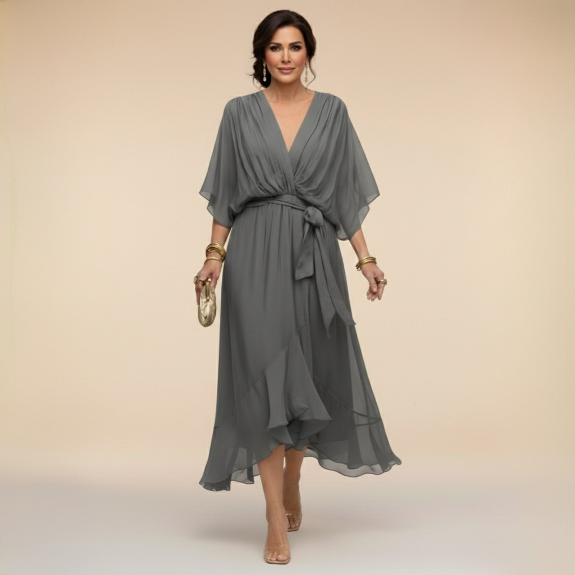 Robe en chiffon Marta Danoir Paris avec décolleté en V, fluide et élégante, portée sur mannequin blanc.