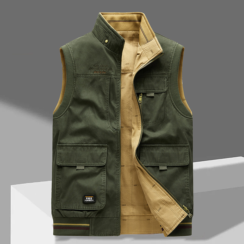 Gilet homme de luxe Danoir Paris en tissu élégant, porté sur un mannequin, détail de la coupe raffinée et finition soignée