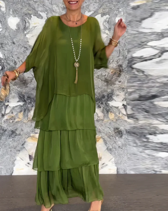 Robe longue fluide élégante Danoir Paris Lara en tissu vert délavé, porté avec détails raffinés, vue de devant.