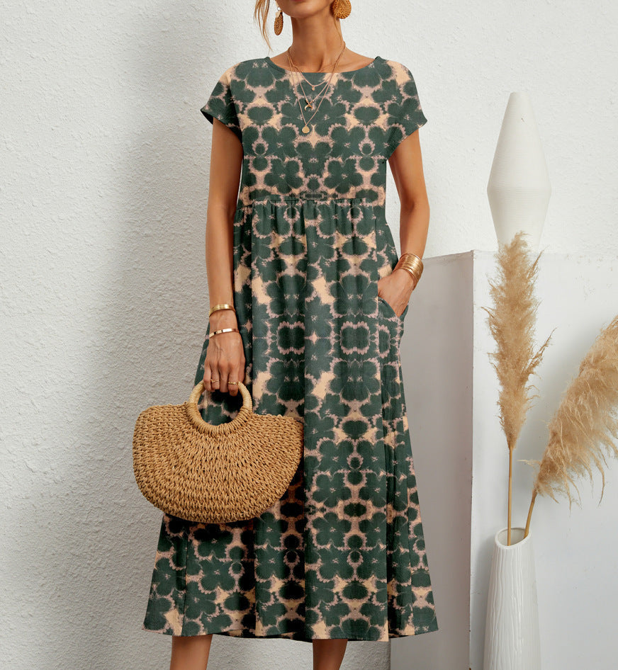 Robe florale élégante Deborah de Danoir Paris avec détails raffinés, portée sur mannequin, tissu fluide et motif floral coloré.
