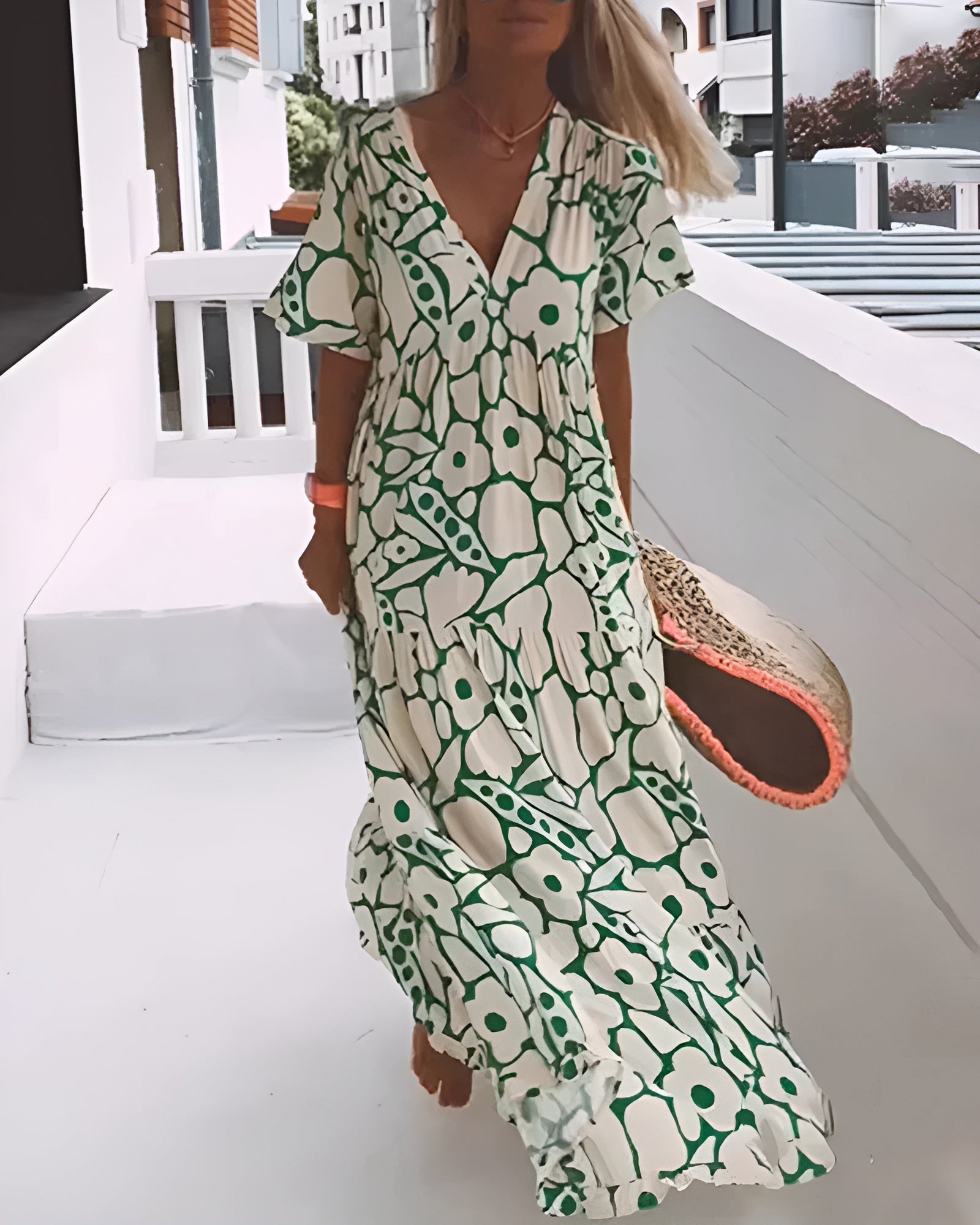 Robe d'été légère Christine de Danoir Paris, en tissu fluide avec motifs floraux, portée sur mannequin.