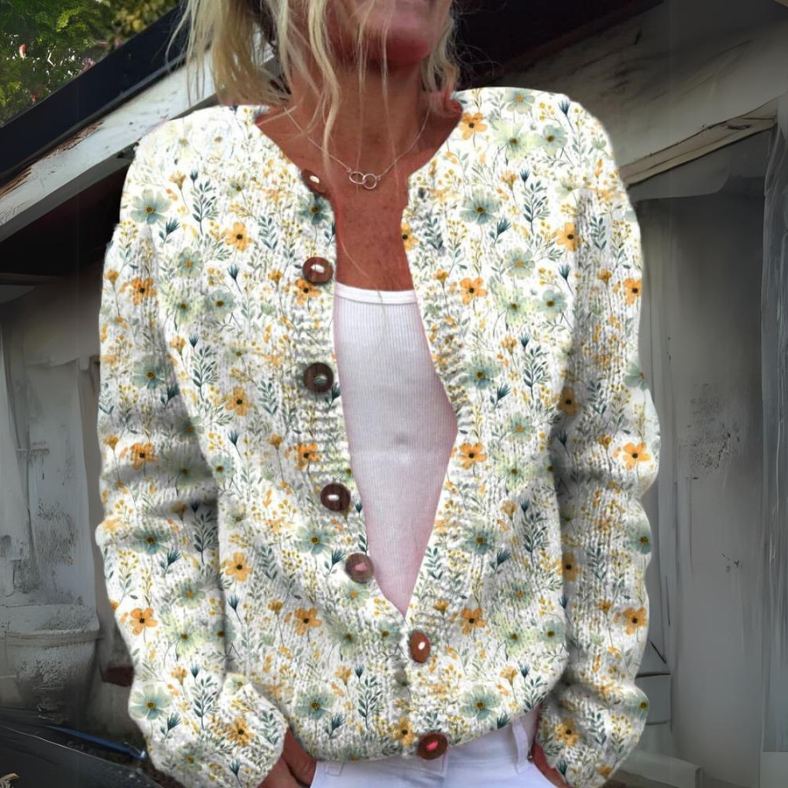 Cardigan floral élégant Amelie de Danoir Paris, en vert avec motifs floraux, porté sur un modèle.