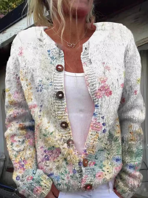 Cardigan floral élégant Amelie de Danoir Paris, en vert, avec motif floral, porté sur un fond neutre.