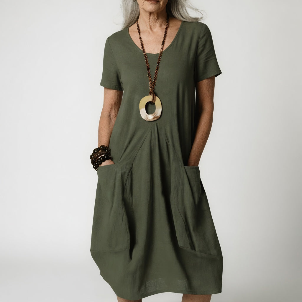 Robe fluide élégante Céline™ par Danoir Paris, mettant en valeur le ventre avec une coupe sophistiquée.