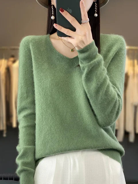 Pull douillet vert Danoir Paris Elena, élégant et confortable, avec un design moderne et doux en tissu chaud.