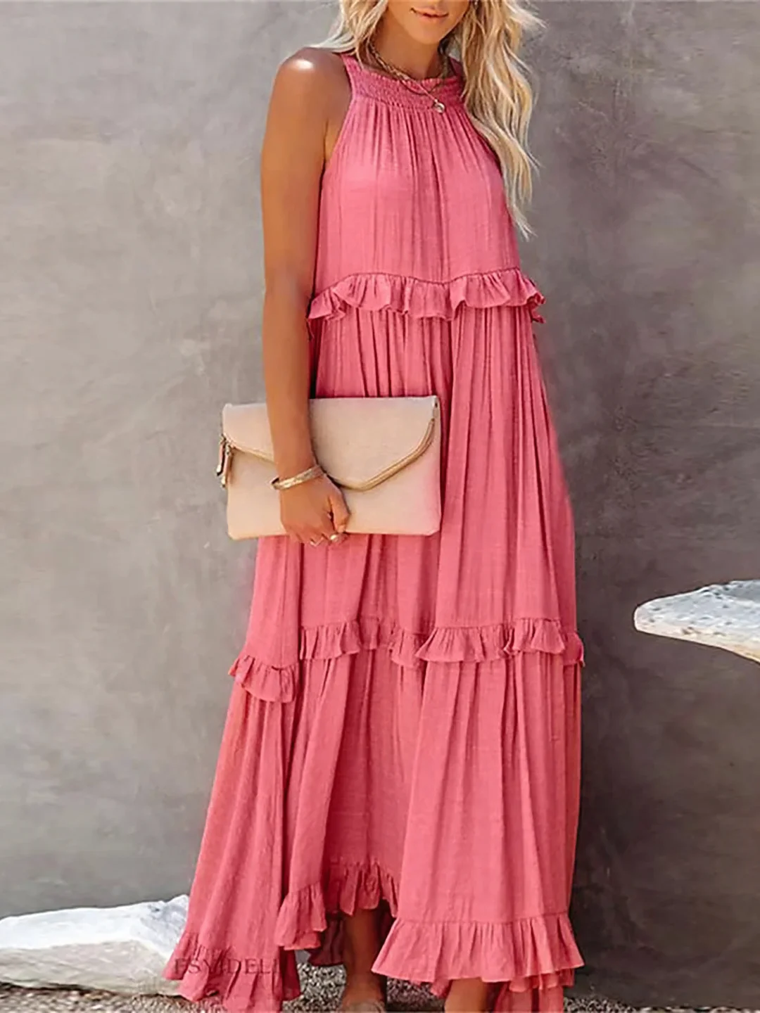 Robe estivale élégante Elsie de Danoir Paris, en tissu léger, avec détails floraux et coupe fluide, portée dans un cadre estival.