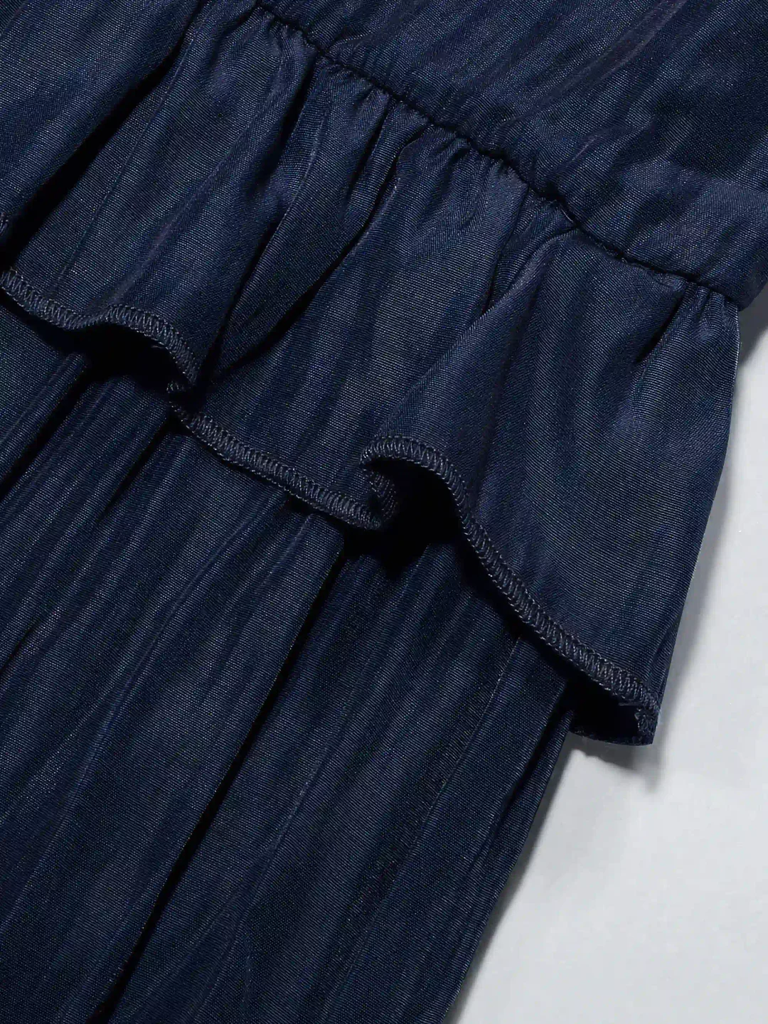 Robe estivale élégante Elsie de Danoir Paris, en tissu léger, avec détails floraux et coupe fluide, portée sur mannequin.