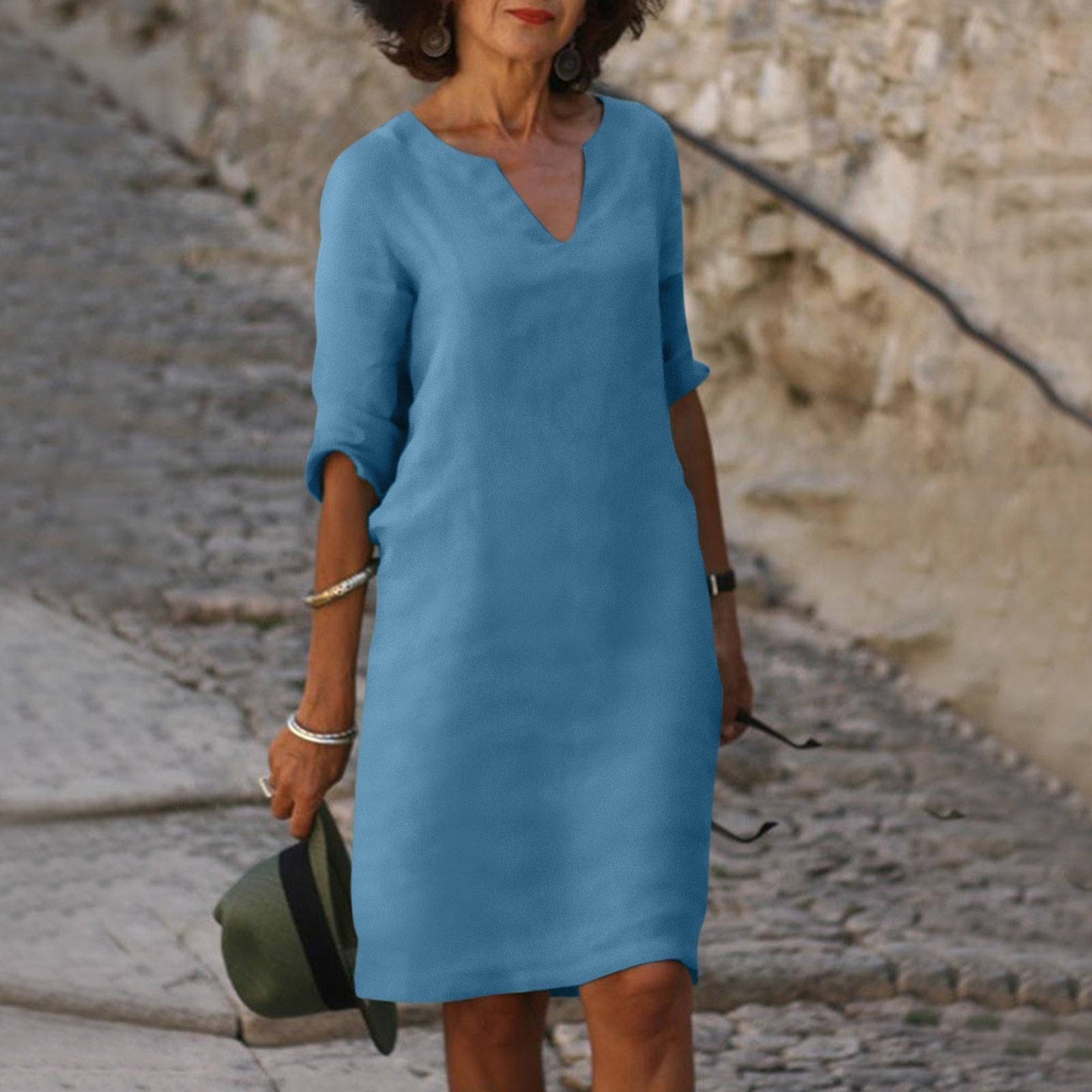 Robe légère élégante Danoir Paris Eulalior, tissu fluide avec détails sophistiqués, portée pour une allure chic et confortable.