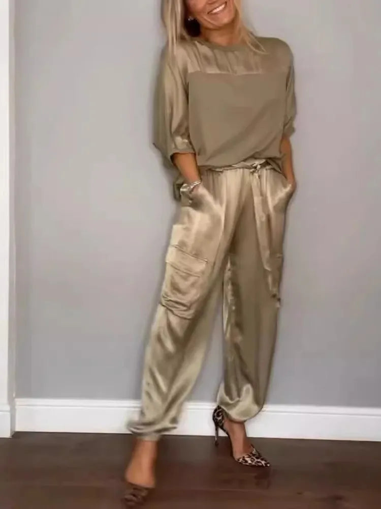Vêtement décontracté Danoir Paris Evelina en satin vert avec élégance, vue sur la texture satinée et la coupe confortable.