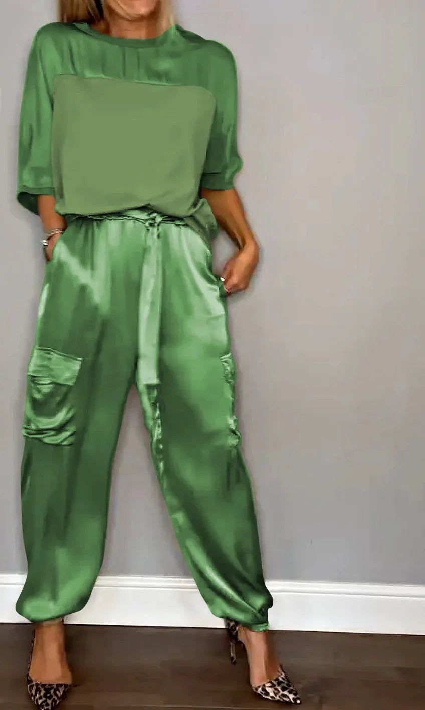 Vêtement décontracté Evelina en satin vert par Danoir Paris, style élégant et confortable, vue de face.