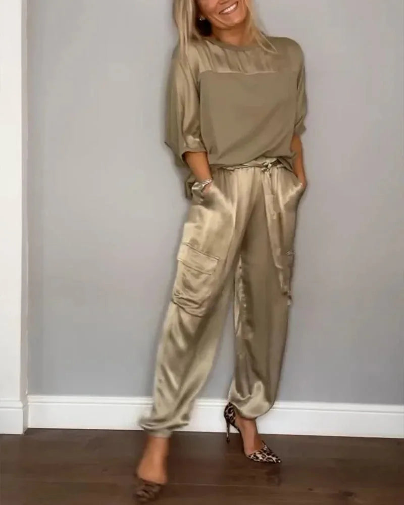 Robe décontractée Evelina en satin vert de Danoir Paris, élégance sophistiquée et style confortable.