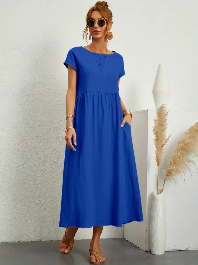 Robe douce et élégante Jeane de Danoir Paris en vert, tissu fluide et finition soignée, portée avec style.