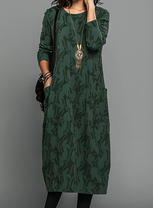 Robe décontractée chic verte de la marque Danoir Paris, modèle Lea, portée, vue de face, détails élégants, tissu fluide.