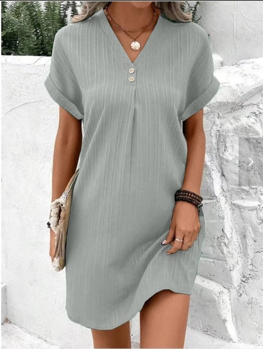 Robe d'été confortable et décontractée Milly de Danoir Paris, en tissu vert léger, porté en style décontracté.