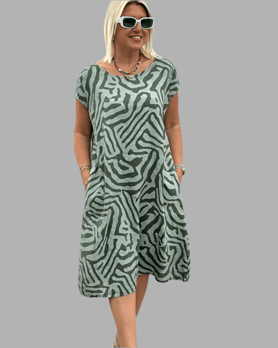Robe d'été Danoir Paris Nelia avec col rond et joli imprimé floral, légère et confortable pour la saison estivale.