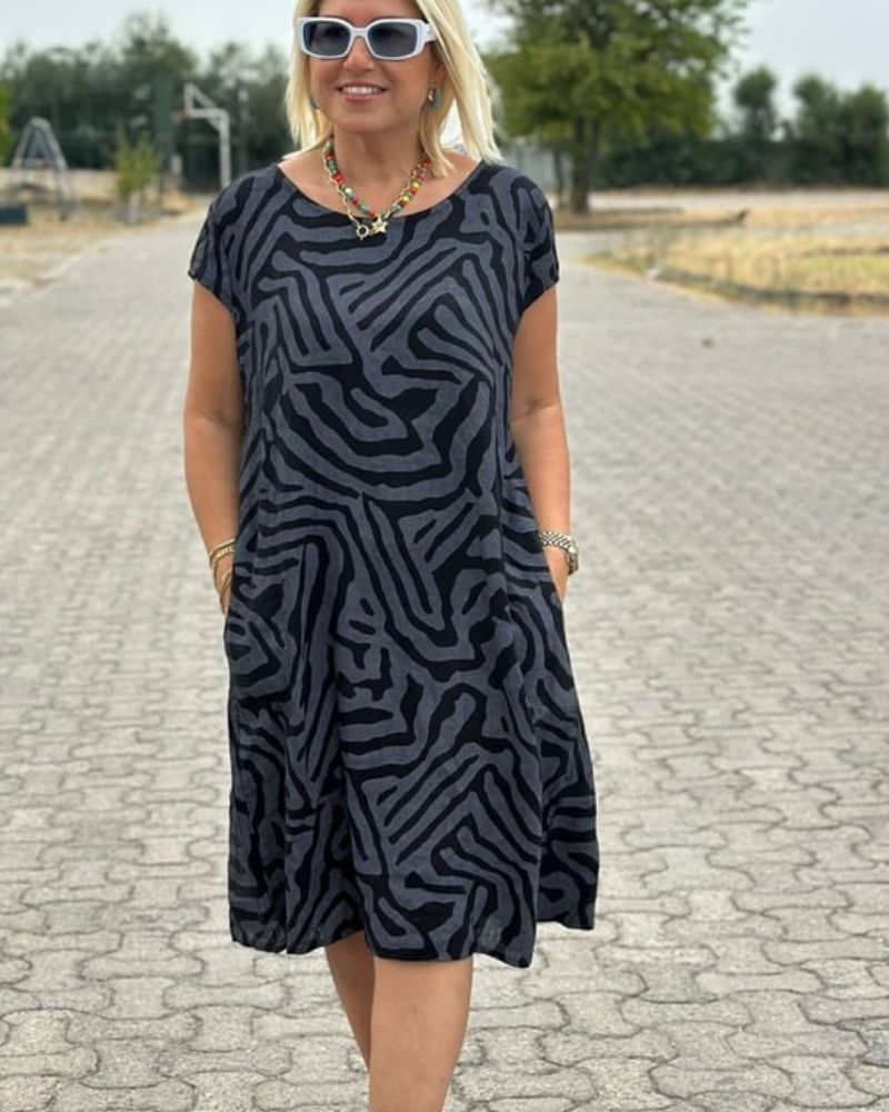 Robe d'été Nelia de Danoir Paris avec col rond et joli imprimé, vue de face, tissu léger et coloré.