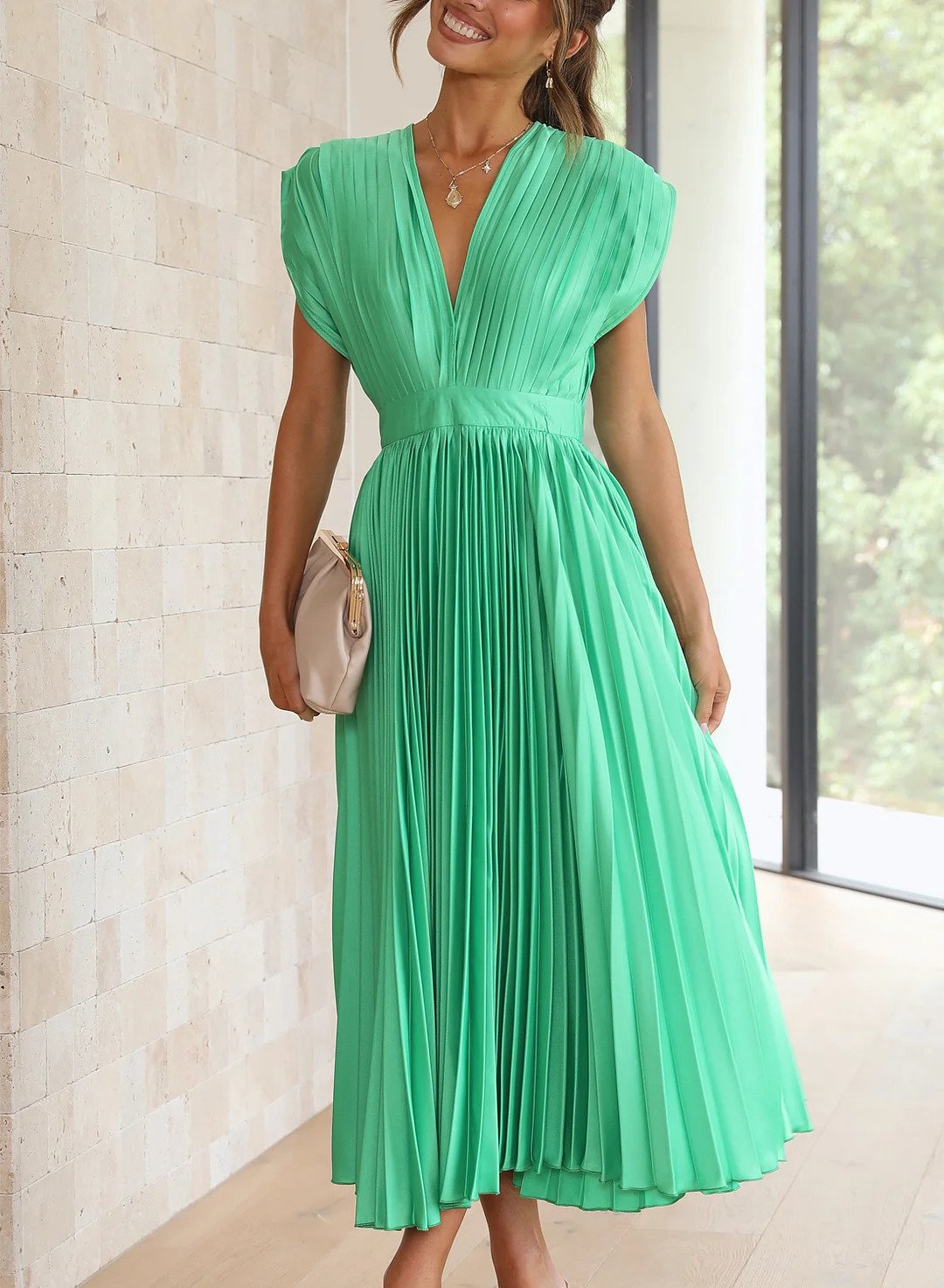 Robe longue élégante Chiara de Danoir Paris en vert, vue de face, tissu fluide et finition raffinée.
