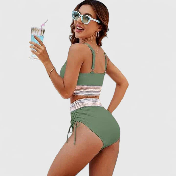 Ensemble de bikini élégant Jayzelliah de Danoir Paris en vert, tissu léger et ajusté, vue frontale de la pièce de maillot de bain.