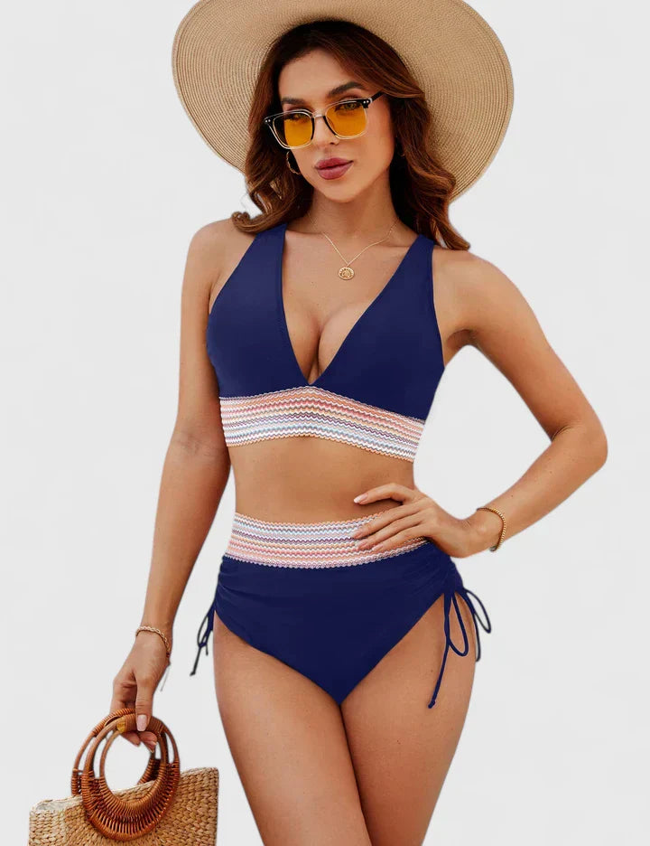 Ensemble de bikini élégant Jayzelliah de Danoir Paris en vert, avec haut et bas assortis, porté sur mannequin.