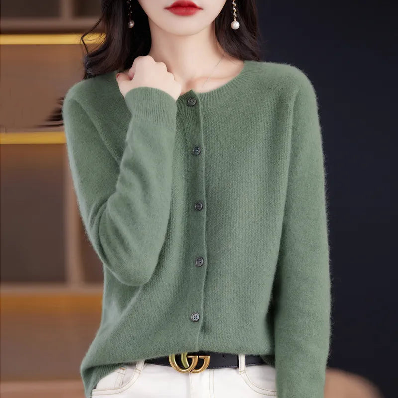 Chandail automnal Danoir Paris Annika en tissu doux vert, porté par un mannequin, style confortable et tendance.
