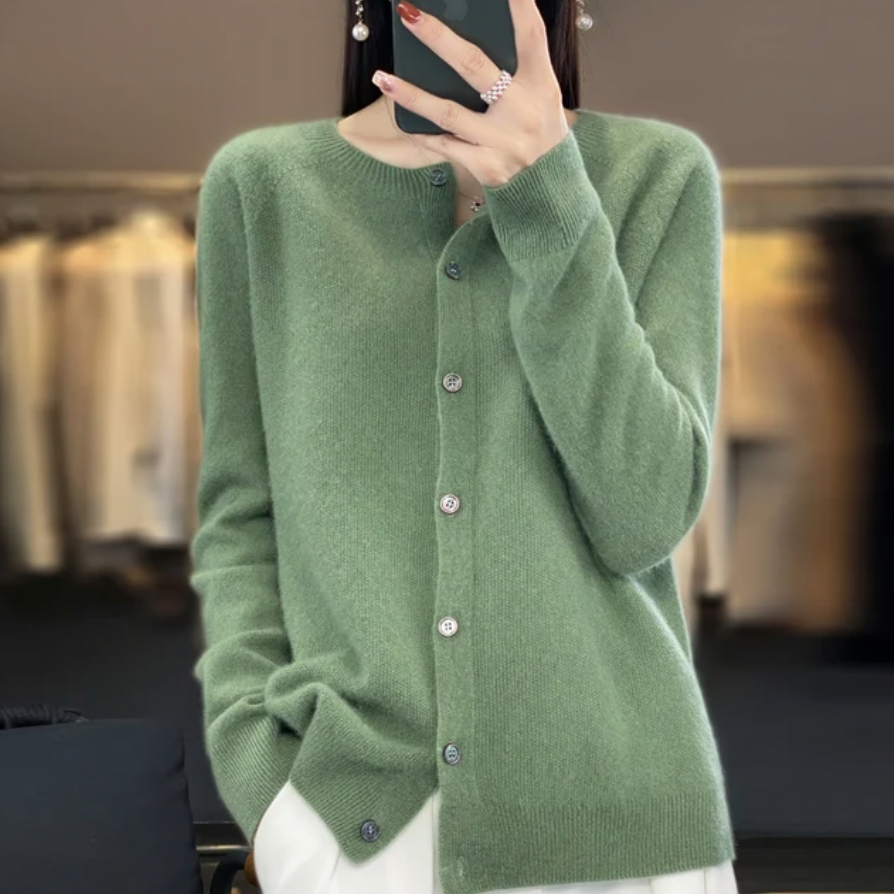 Chandail automnal Annika Danoir Paris en coton doux vert, porté par un mannequin, style décontracté et confortable.