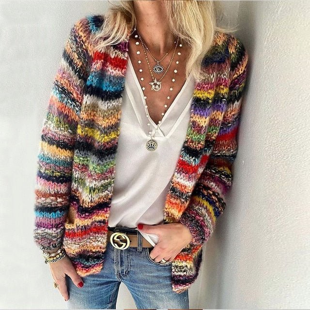 Veste Danoir Paris Cleo, cardigan multicolore élégant avec manches longues et motif coloré, porté sur un modèle.