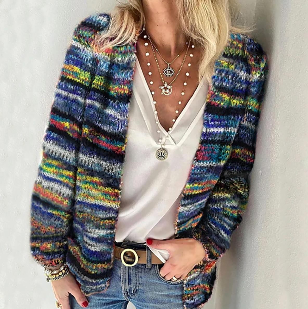 Veste Danoir Paris Cleo, cardigan multicolore élégant avec manches longues et coupe ajustée, porté sur un mannequin.