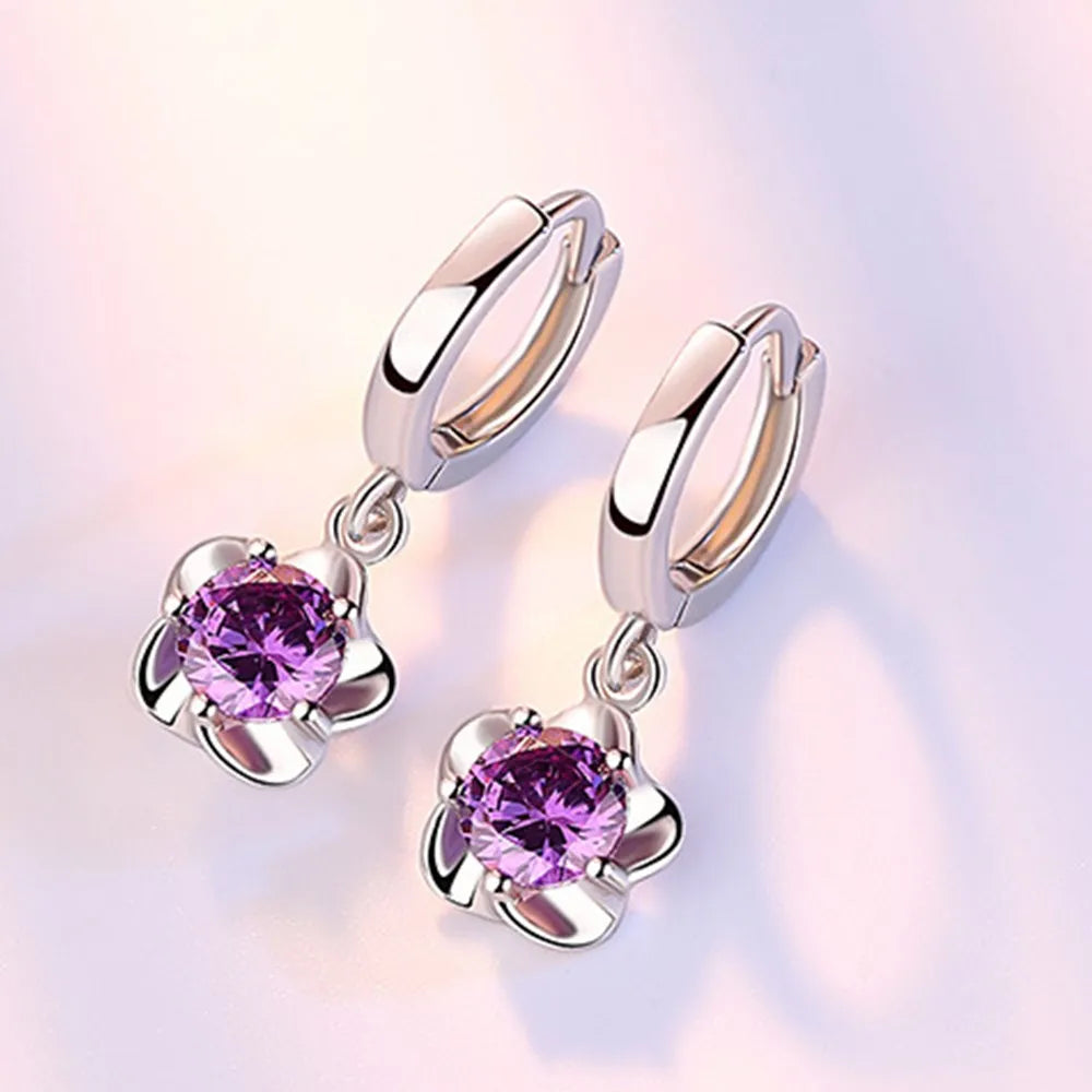 Boucles d'oreilles en argent sterling avec zircons violets et blancs, design élégant par Danoir Paris.