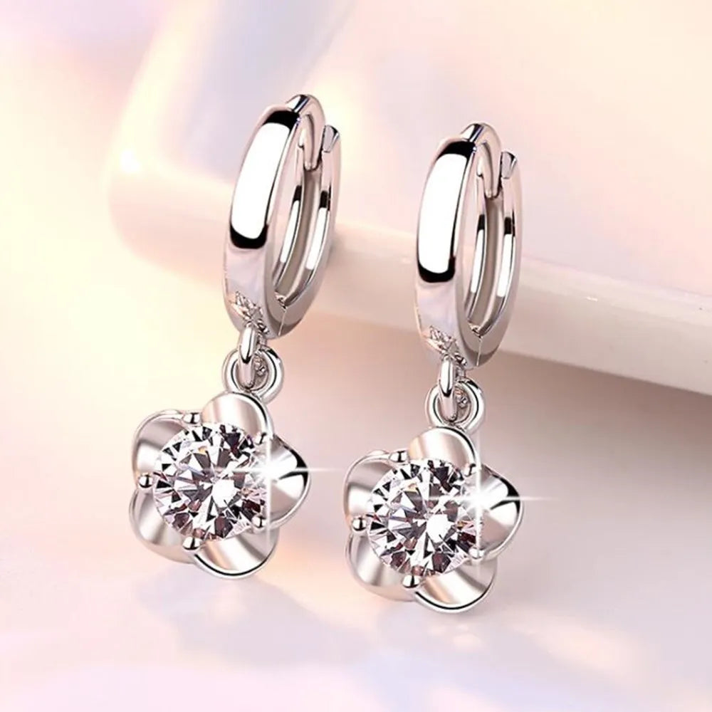 Boucles d'oreilles en argent Sterling avec zircons violets et blancs de la marque Danoir Paris.