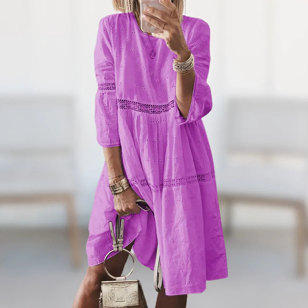 Robe brodée élégante Helmi de Danoir Paris, tissu fluide avec détails de broderie raffinée, portée chic et féminine.