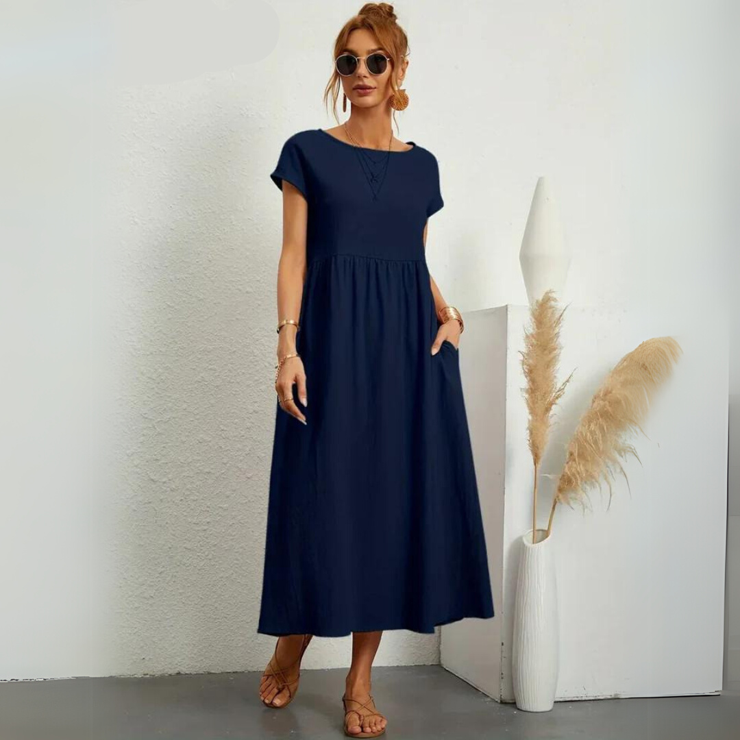 Robe midi décontractée en coton Isla pour femmes, de la marque Danoir Paris, portée avec manches courtes et coupe fluide.