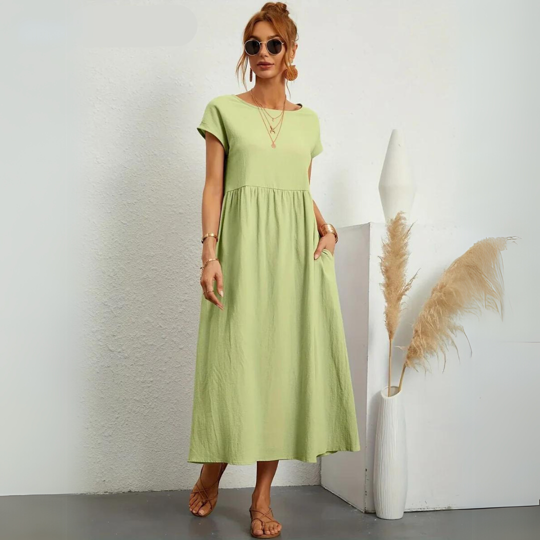 Robe midi décontractée en coton Isla pour femmes, de la marque Danoir Paris, portée avec manches courtes et coupe fluide.