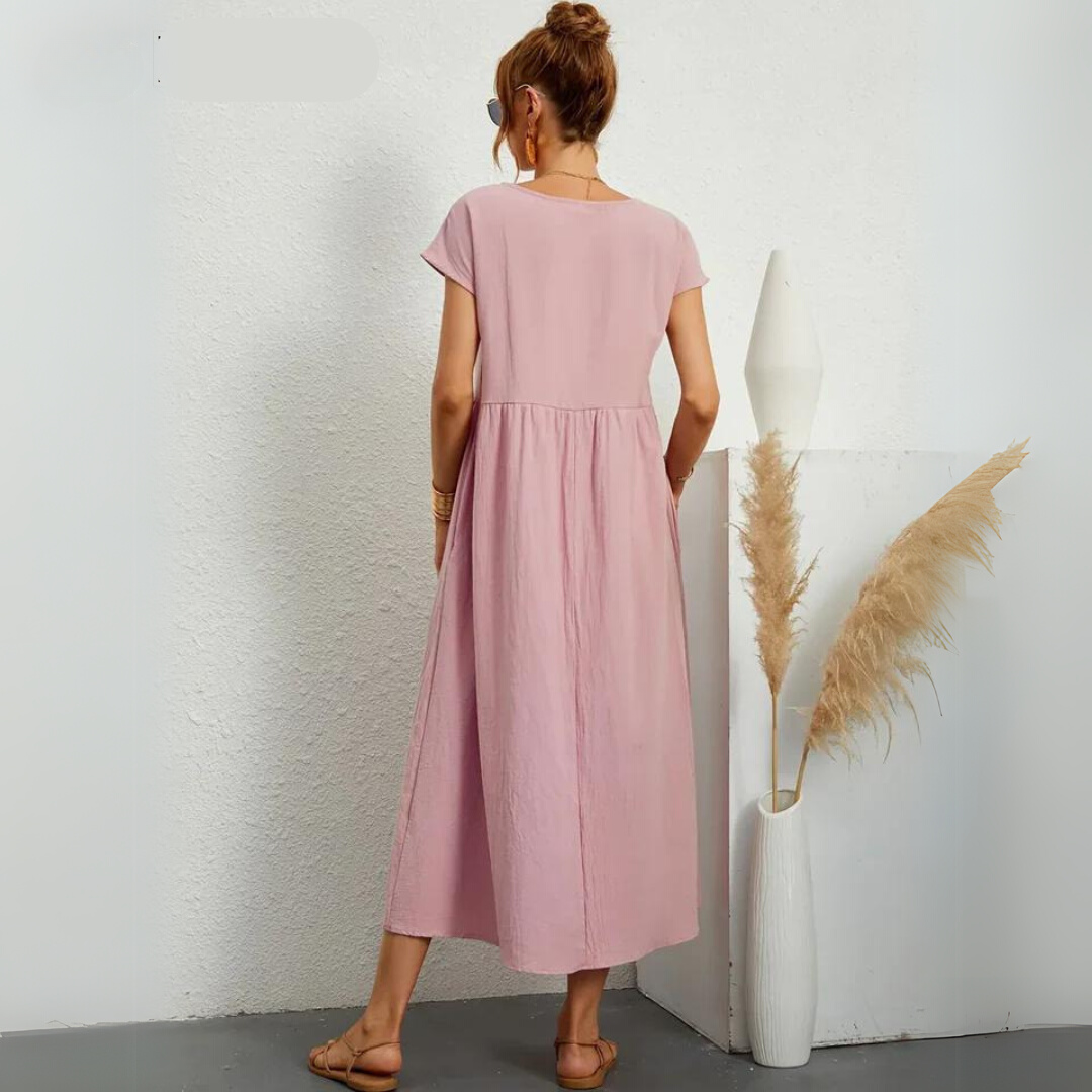 Robe midi décontractée en coton Isla de Danoir Paris portée par une femme, style confortable et élégant.