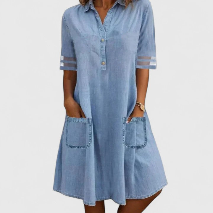 Robe en denim ajustée pour femme Brittany de Danoir Paris, coupe flatteuse et élégante, portée sur mannequin.