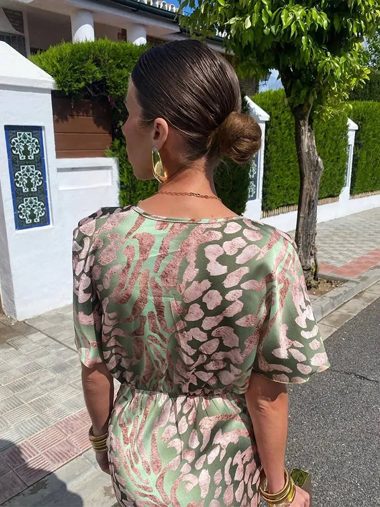 Robe midi femme Emmeline™ en cuivre de Danoir Paris, élégante et fluide, portée avec des manches longues et un col en V.