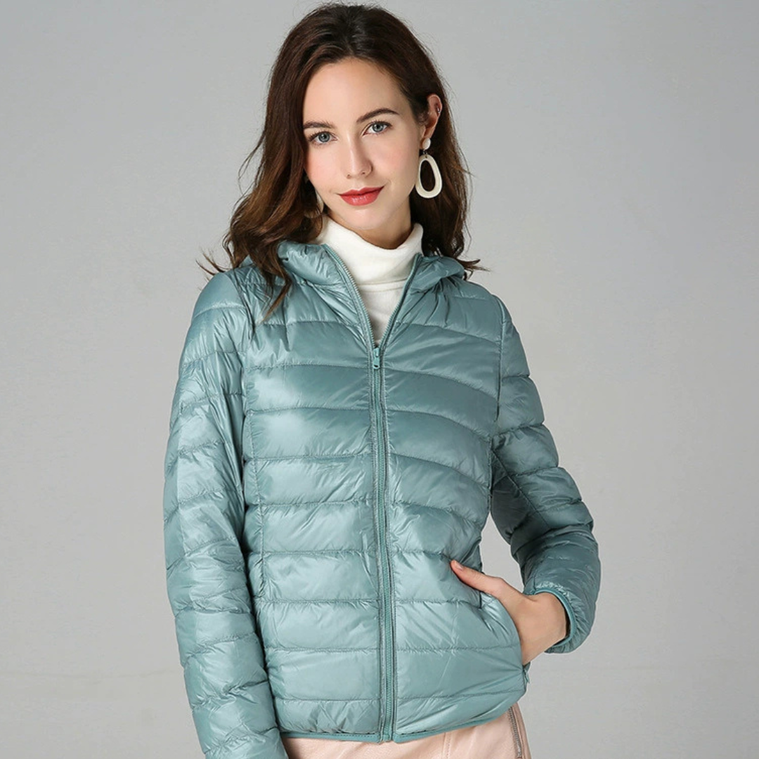 Doudoune Danoir Paris pour femmes, manteau chaud avec capuche, tissu matelassé, coupe tendance, couleur neutre.