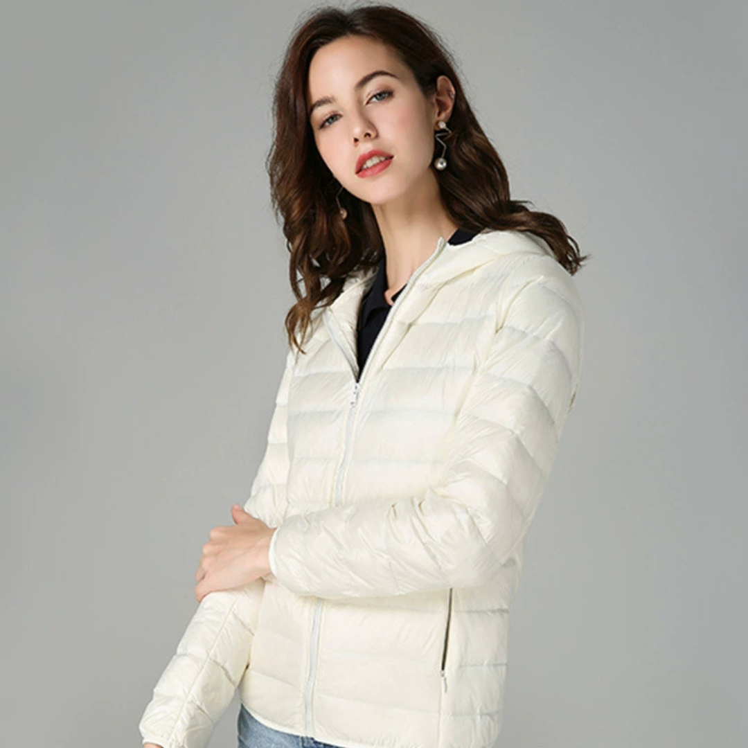 Doudoune pour femmes Danoir Paris, style chaud et léger, couleur neutre, visible avec capuche et fermeture éclair.