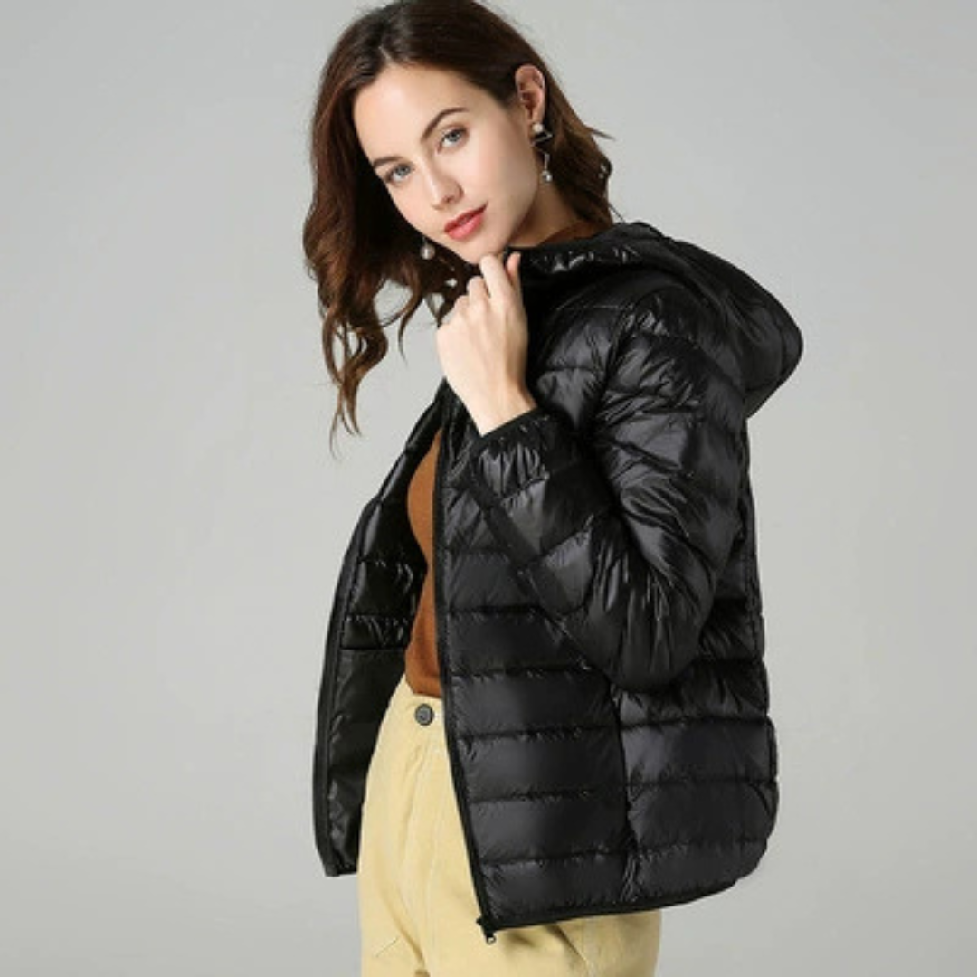 Doudoune pour femmes Danoir Paris, veste chaude et légère, avec capuche et fermeture zippée, en tissu matelassé noir.