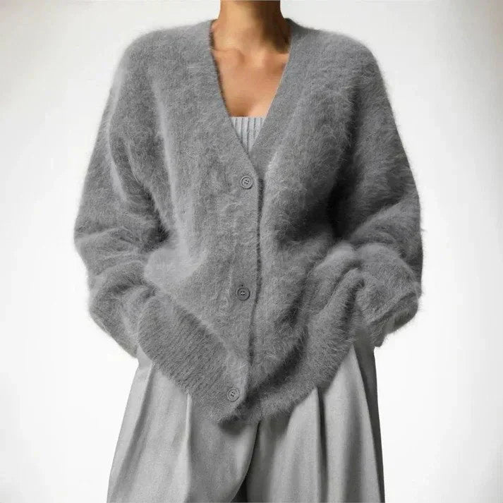 Cardigan pour femmes Scottie de Danoir Paris en beige, coupe décontractée, col en V, tissu doux et confortable.