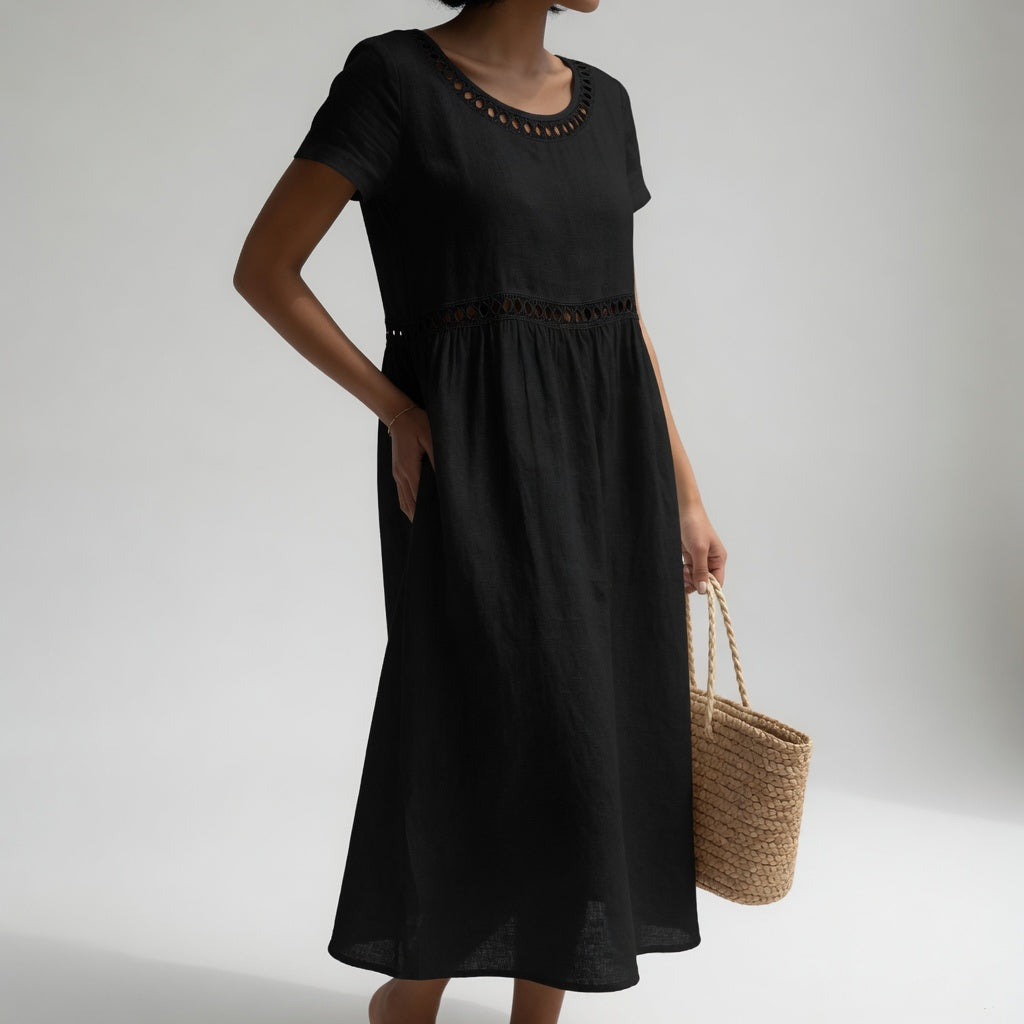Robe pour femmes Livia de Danoir Paris, robe noire brodée en dentelle, détail élégant et raffiné.