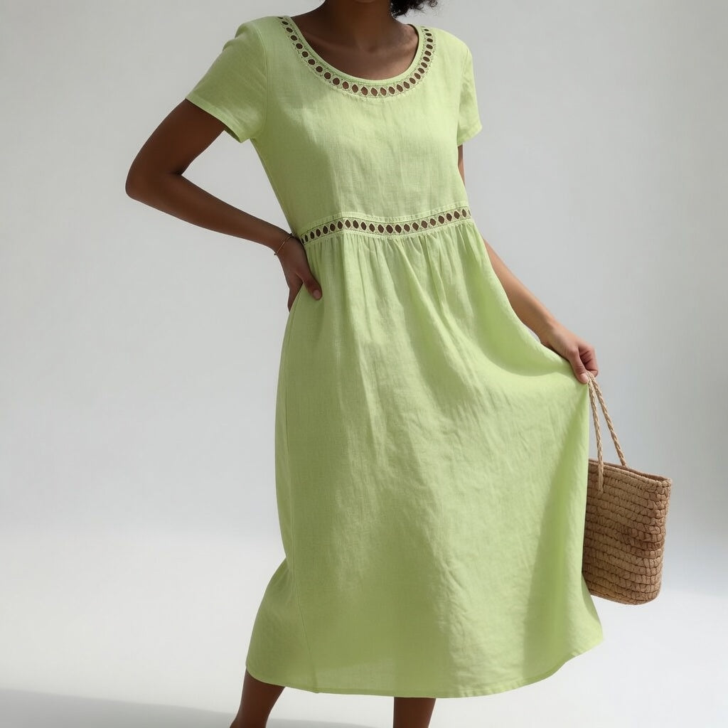 Robe femme noire Danoir Paris Livia avec broderies élégantes, en tissu léger et fluide, portée sur un mannequin.