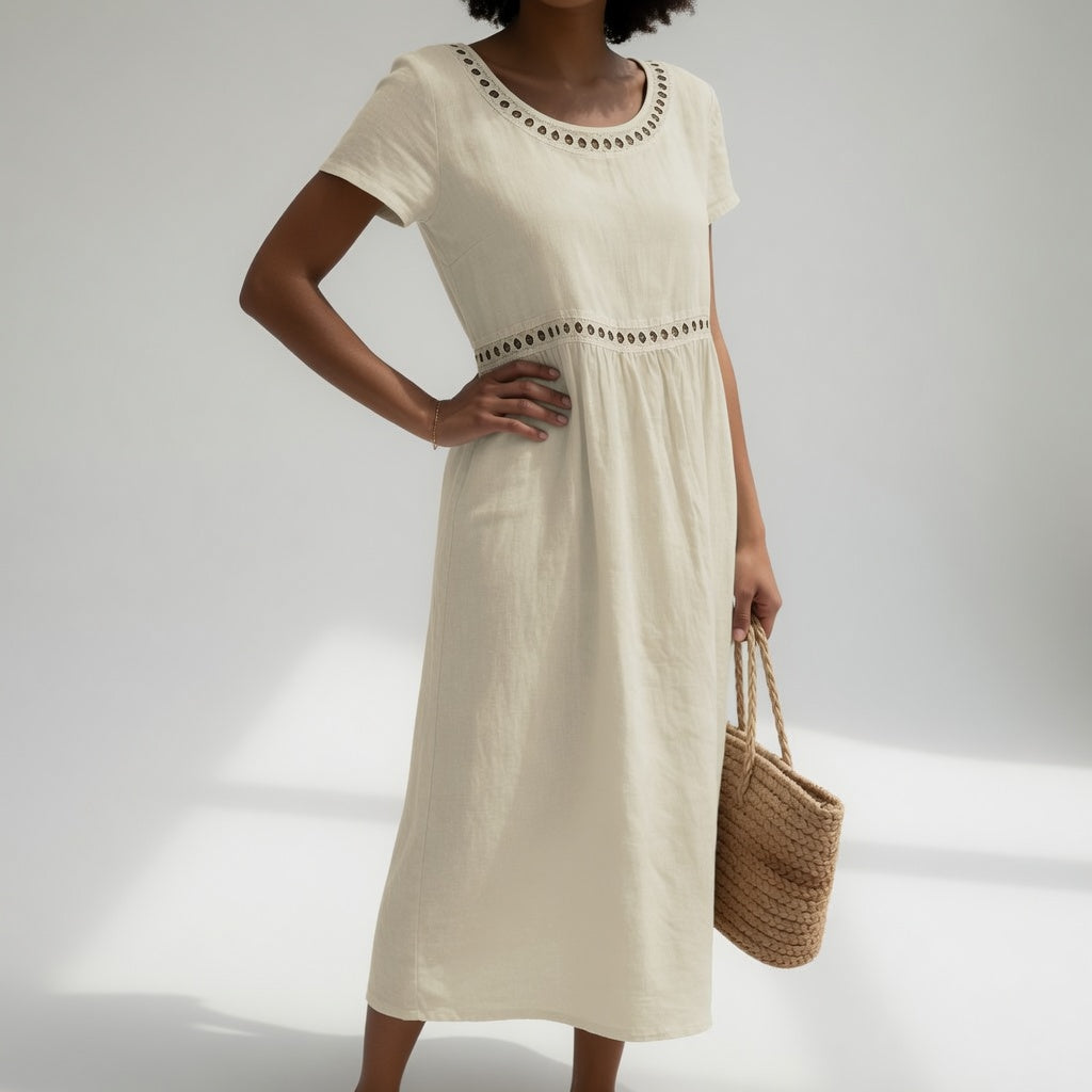 Robe pour femmes noire Danoir Paris Livia, robe brodée élégante, détail de couture visible, style chic et féminin.