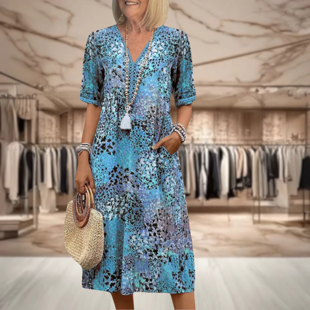 Robe élégante et confortable pour femmes de la marque Danoir Paris, en tissu fluide, couleur neutre, portée sur un mannequin.