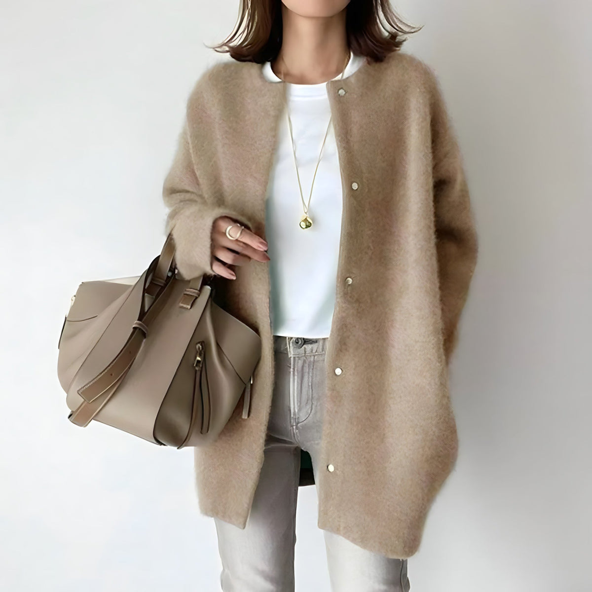 Pull pour femmes Danoir Paris Whitney, cardigan élégant marron à boutons, coupe classique et détails raffinés.