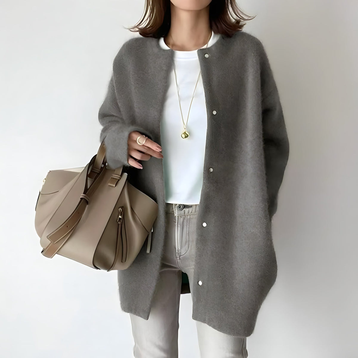 Cardigan élégant pour femme Danoir Paris Whitney en marron avec boutons, pull à manches longues, style chic et confortable.